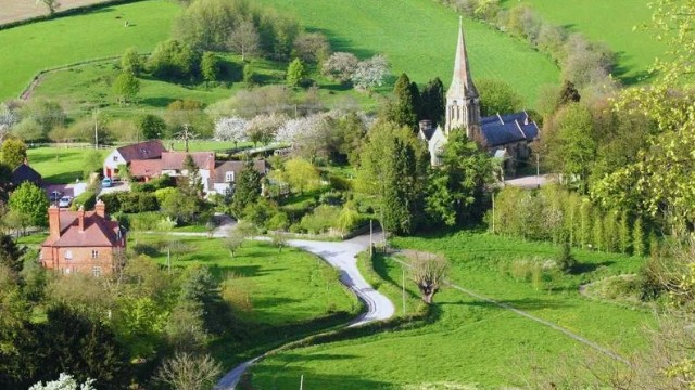 投资英国百年私校，解锁市场推广经理岗，直拿5年工签冲永居！