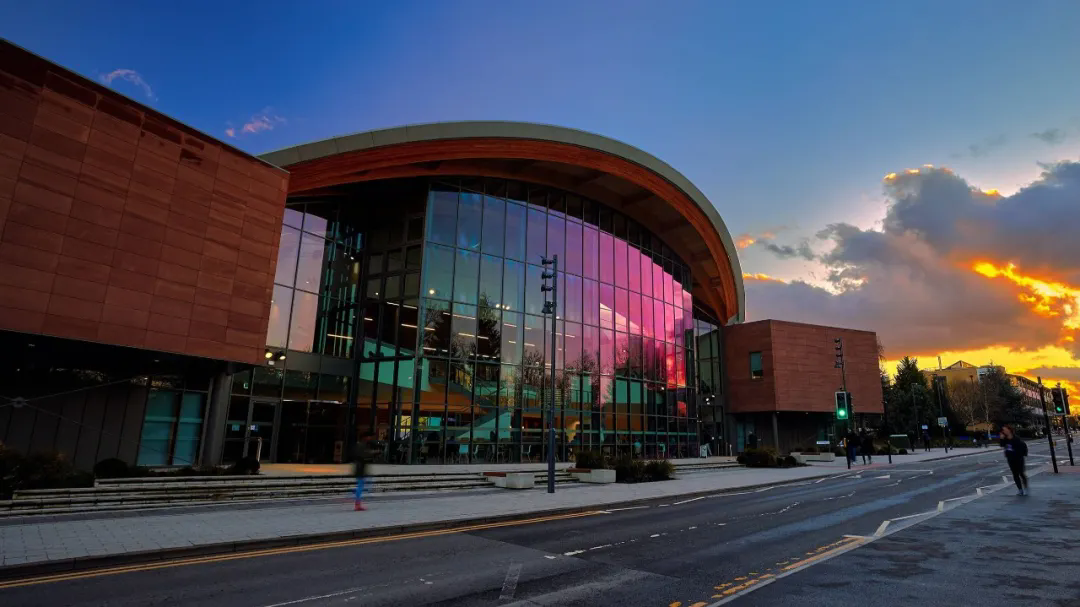 晚申逆袭｜现在还能冲！5 所 QS 前百英国大学，捡漏窗口期已开