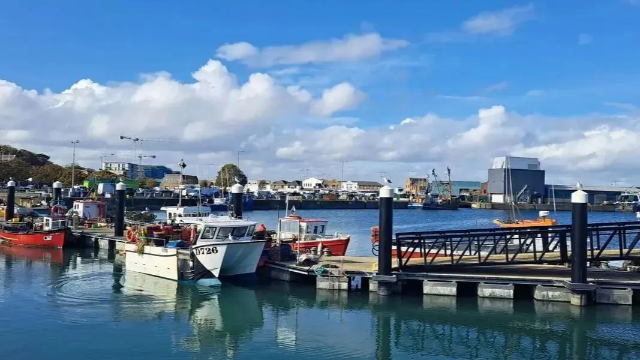 全球99%的人都不知道的<i style='color:red'>移民</i>杠杆：入籍该国=英国工作权+欧盟27国居留